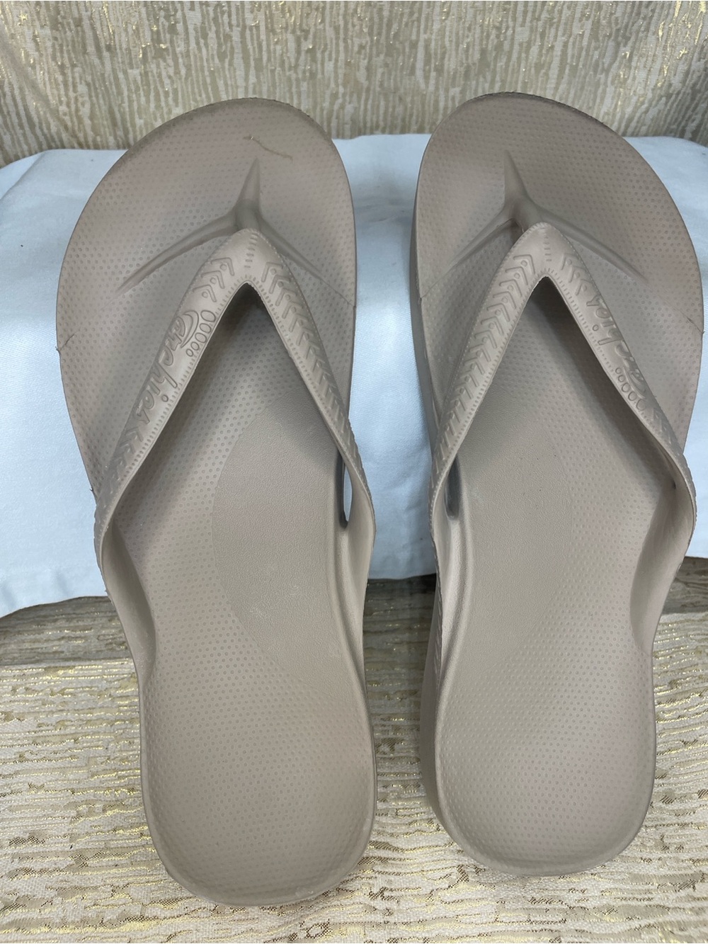 Comfort Foam Men's Flip-Flop Sandals in Taupe Sz 9